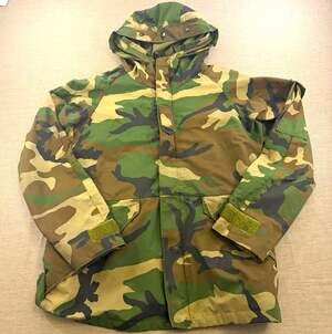 US Army 80s Woodland Camo Hooded Parka Jacket Men’s Med Reg Rain Coat